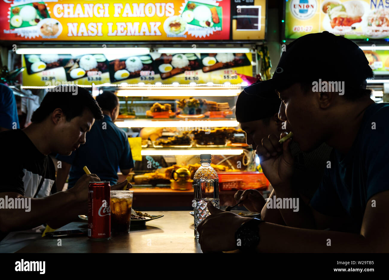 Singapour-29 JUN 2019 : les gens de manger la cuisine locale Nasi lemak en food court Banque D'Images