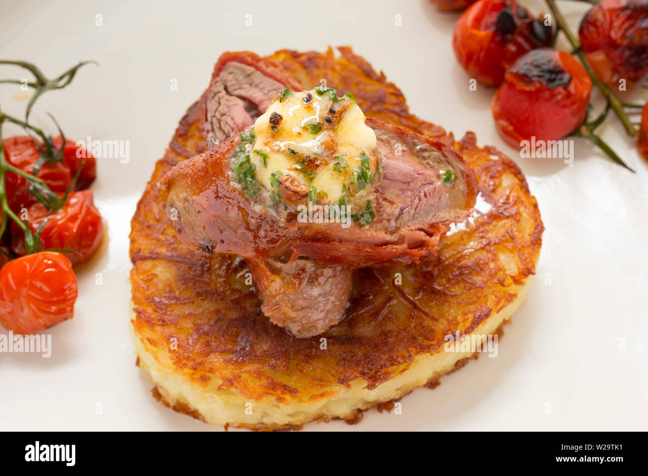 Un plat de venaison fait maison composé de chevreuil filet de selle, ou l'aide, qui a été enveloppé dans du jambon Serrano Espagnol et flash fried de le tenir ra Banque D'Images