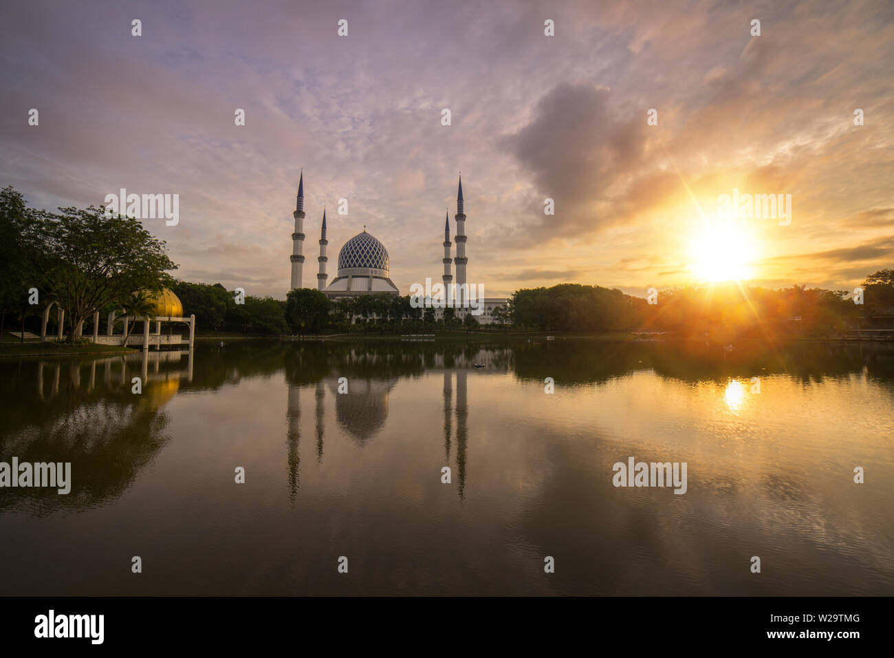 Également connu sous le nom de mosquée bleue Sultan Salahuddin Abdul Aziz Shah mosquée pendant le lever du soleil glorieux. Banque D'Images