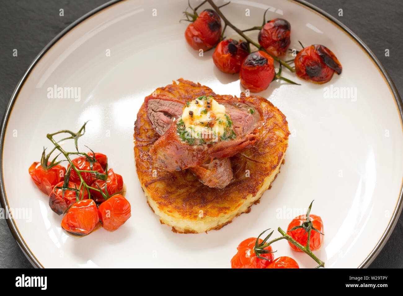 Un plat de venaison fait maison composé de chevreuil filet de selle, ou l'aide, qui a été enveloppé dans du jambon Serrano Espagnol et flash fried de le tenir ra Banque D'Images