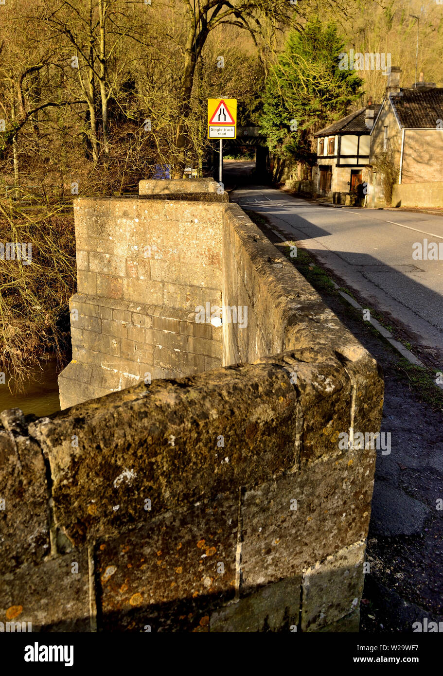 Refuges pour piétons sur Stokeford Pont sur la rivière Avon à Limpley Stoke. Banque D'Images