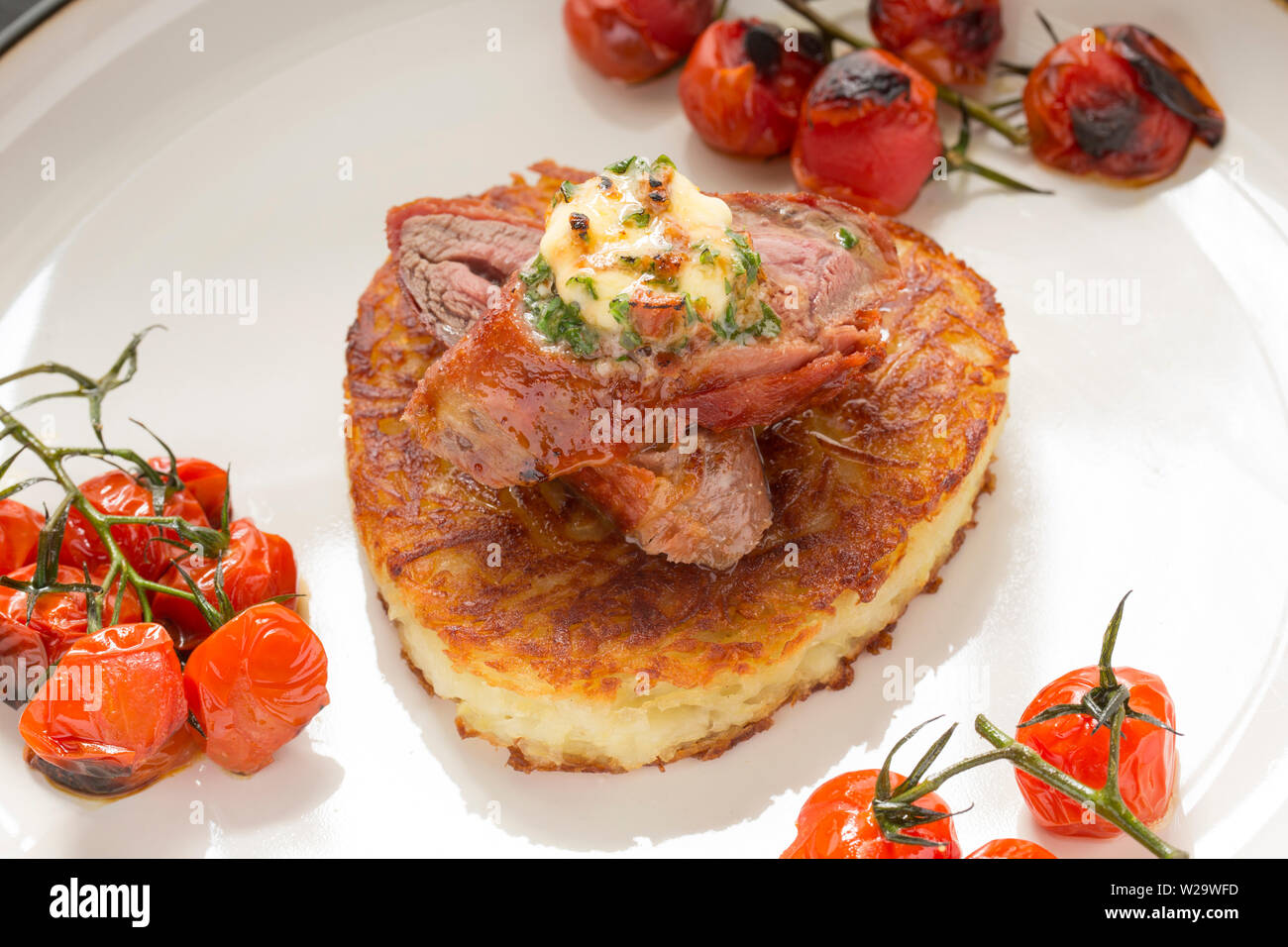 Un plat de venaison fait maison composé de chevreuil filet de selle, ou l'aide, qui a été enveloppé dans du jambon Serrano Espagnol et flash fried de le tenir ra Banque D'Images