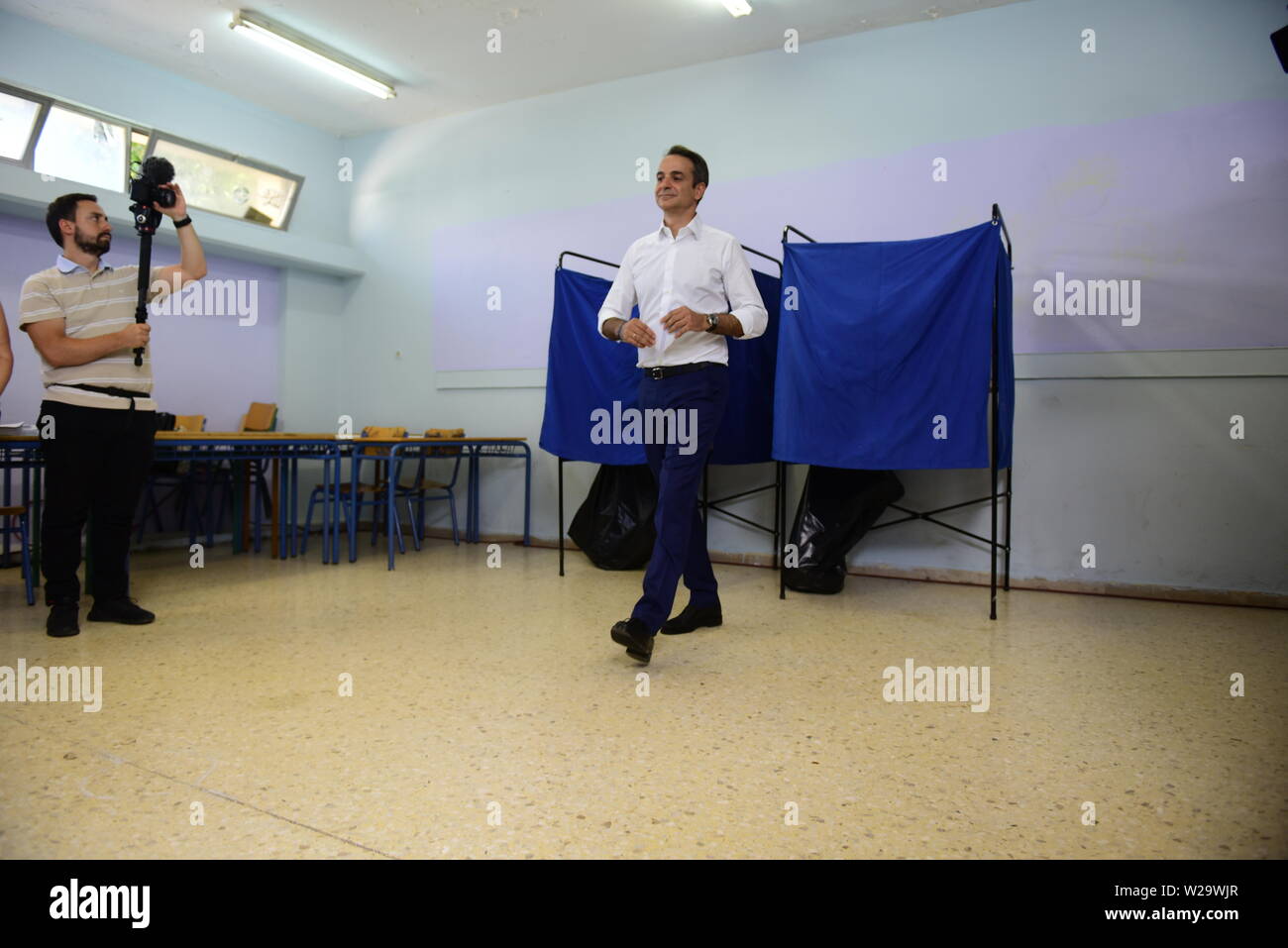 Peristeri, Grèce. 07Th Juillet, 2019. Kyriakos Mitsotakis, président du parti de la Nouvelle Démocratie, va le bulletin de vote. Credit : Dimitrios Karvountzis/Pacific Press/Alamy Live News Banque D'Images