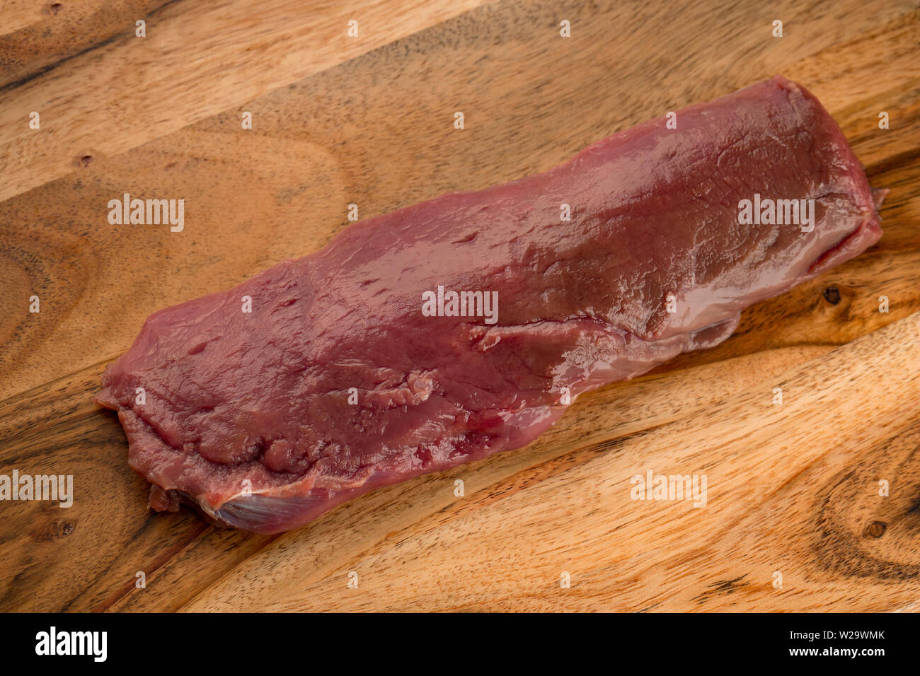 Une selle de chevreuil cru, non cuit, filet ou l'aide, d'un Chevreuil, Capreolus capreolus, qui a été préparé pour la cuisson. Il sera enveloppé dans S Banque D'Images