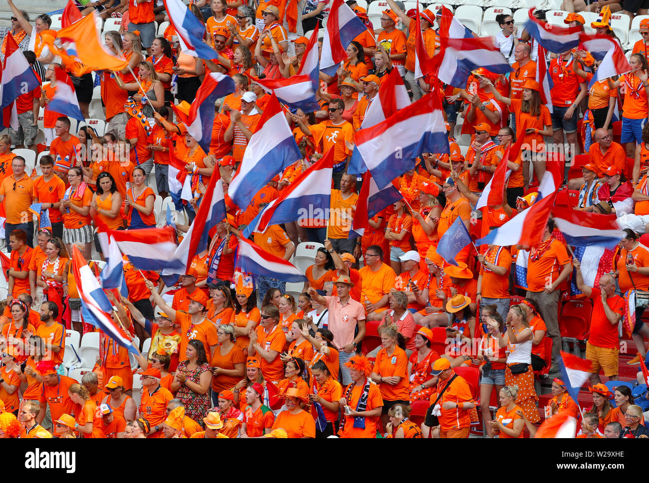 Pays-bas fans agitent des drapeaux dans le stads avant la Coupe du Monde féminine de la Fifa 2019 au stade final de Lyon, Lyon, France. Banque D'Images