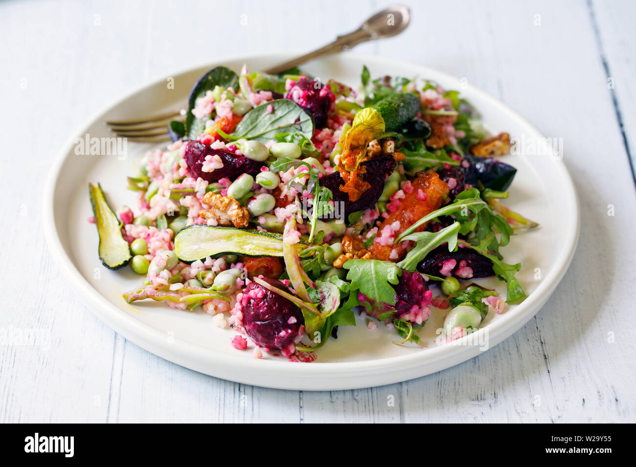 Boulgour rôti salade de betteraves, carottes, courgettes et petits pois Banque D'Images