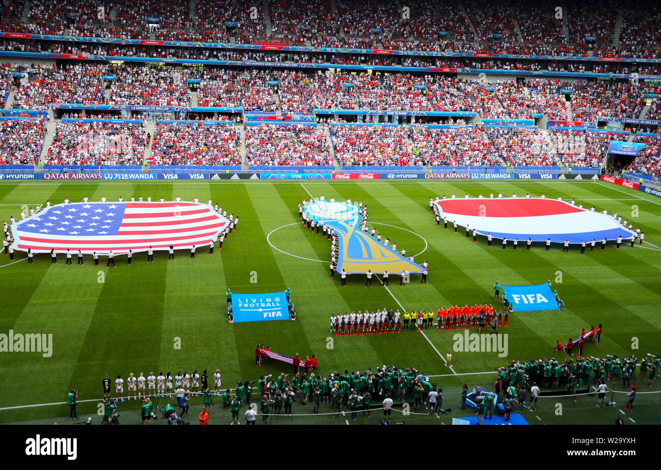 Line up des équipes sur le terrain de l'avant de la Coupe du Monde féminine de la Fifa 2019 au stade final de Lyon, Lyon, France. Banque D'Images