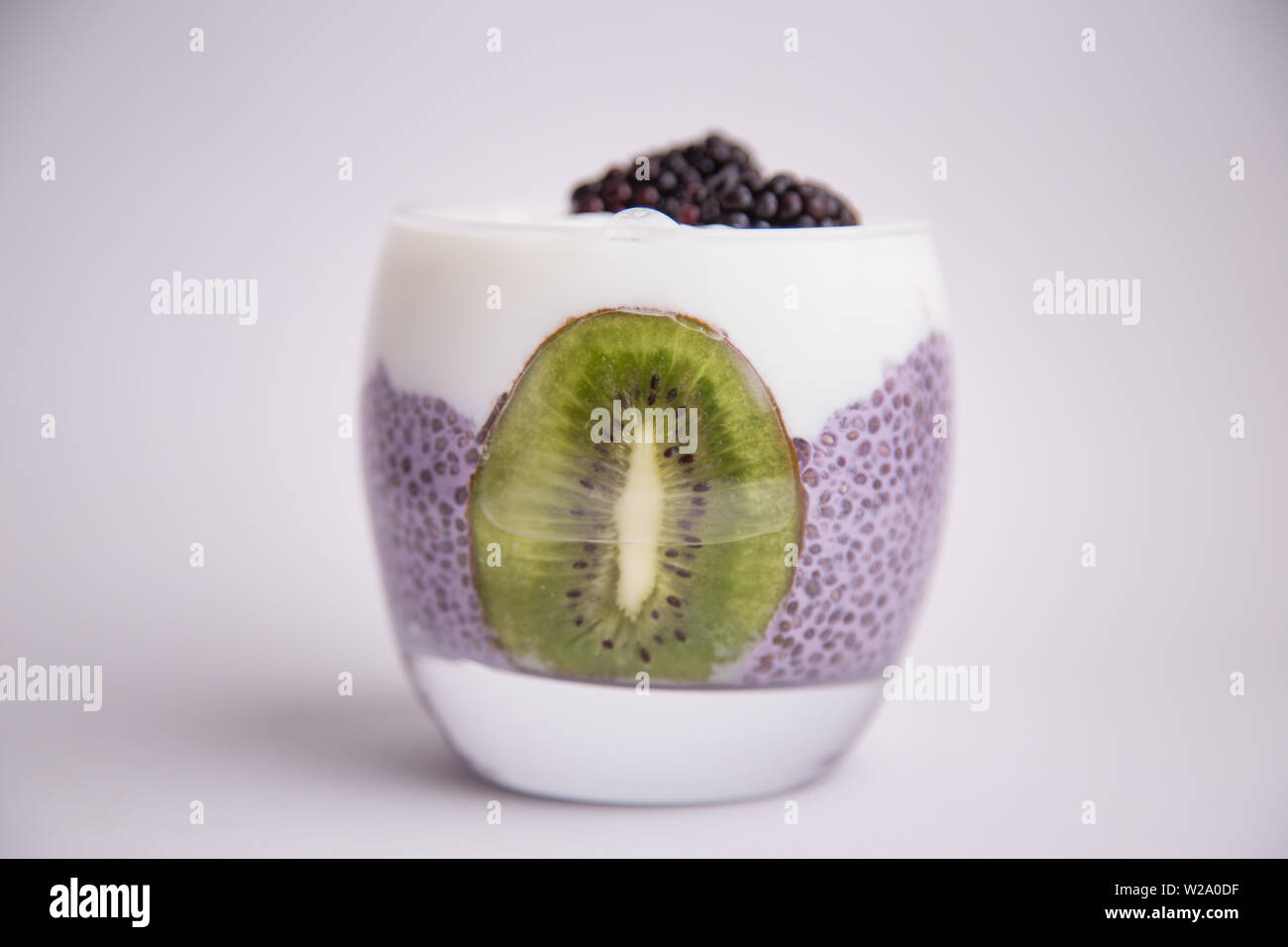 Chia pudding noir avec blackberry et kiwi Banque D'Images