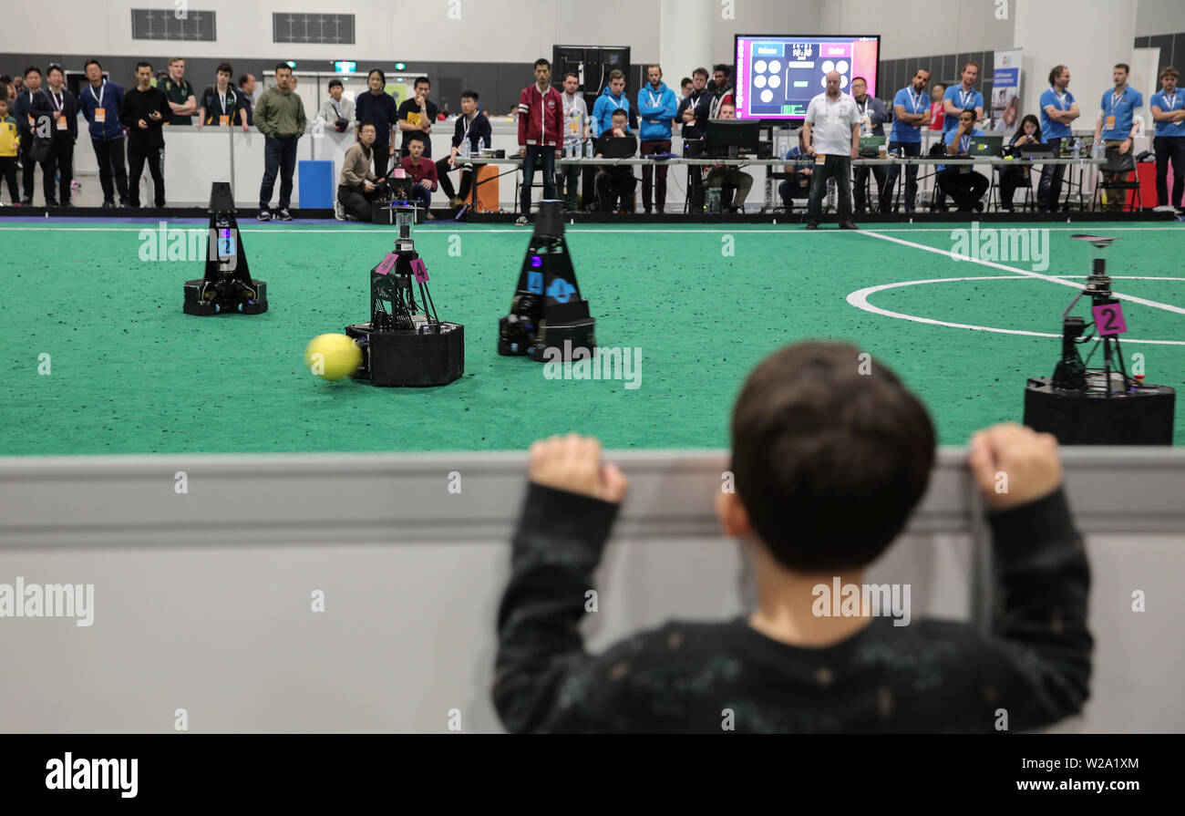 Sydney, Australie. 7 juillet, 2019. Les gens regardent un robot à la compétition de soccer RoboCup 2019 à Sydney, Australie, le 7 juillet 2019. Credit : Bai Xuefei/Xinhua/Alamy Live News Banque D'Images