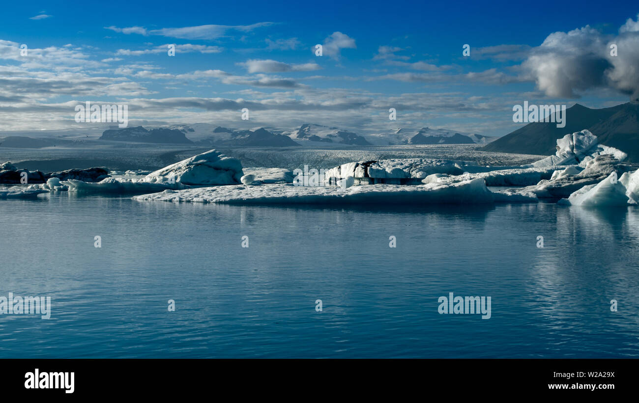 Belle photo de paysage froid glacier islandais bay.Glacier Jökulsárlón lagoon,l'Islande en été, l'Europe. Banque D'Images