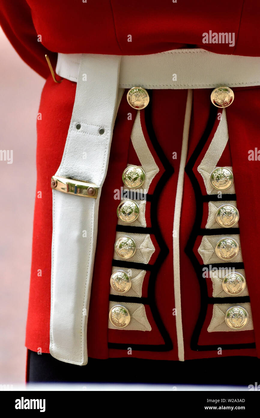 Close up of Welsh Guards boutons uniforme montrant et gaine à baïonnette. Banque D'Images