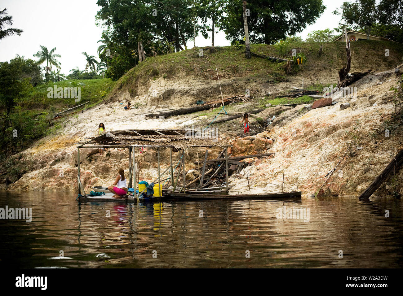 Les gens Laver les vêtements à la rivière, fleuve Cuieiras Canaã, communautaire, Amazonie, Manaus, Amazonas, Brésil Banque D'Images