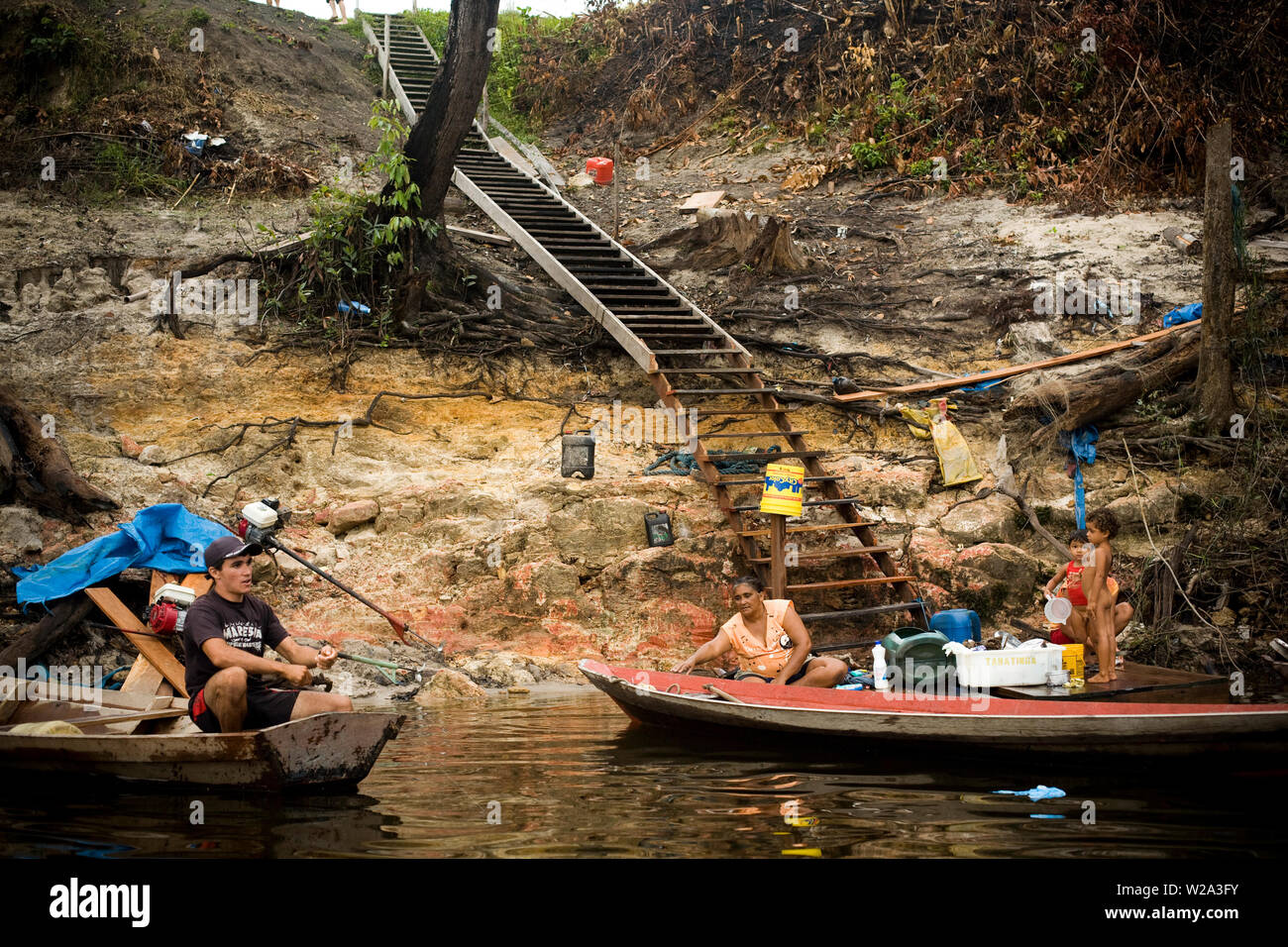 Les gens Laver les vêtements à la rivière, fleuve Cuieiras Canaã, communautaire, Amazonie, Manaus, Amazonas, Brésil Banque D'Images