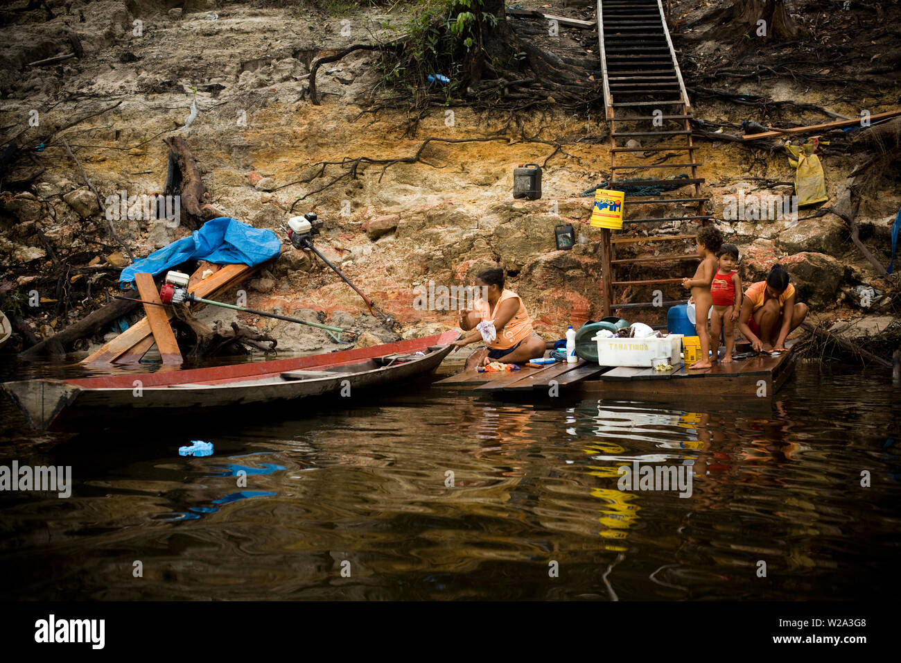 Les gens Laver les vêtements à la rivière, fleuve Cuieiras Canaã, communautaire, Amazonie, Manaus, Amazonas, Brésil Banque D'Images