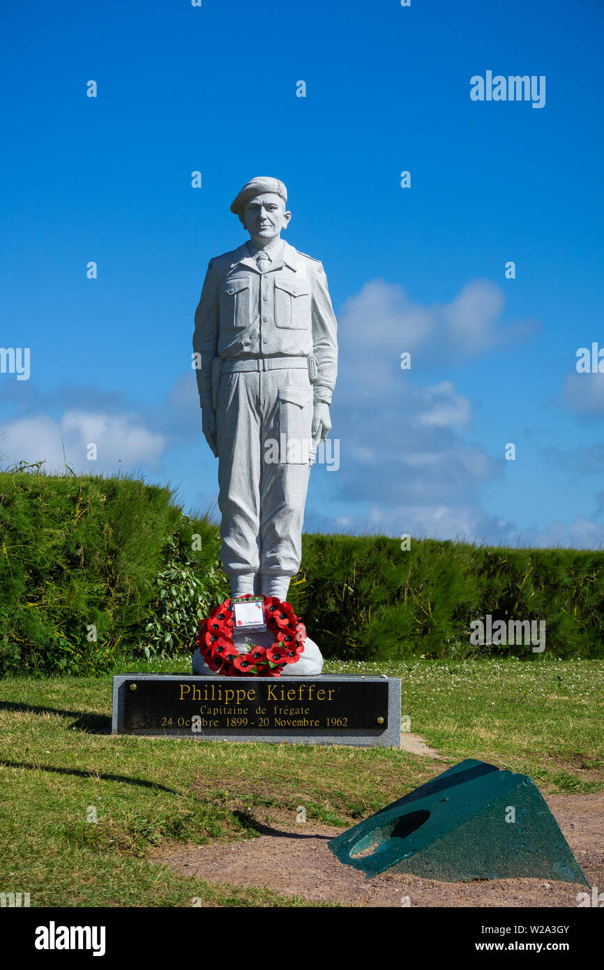 La Seconde Guerre mondiale, deux D-Day Memorial en hommage de commandos français Philippe commandant Kieffer, Monument de la flamme, Ouistreham, Normandie, France Banque D'Images
