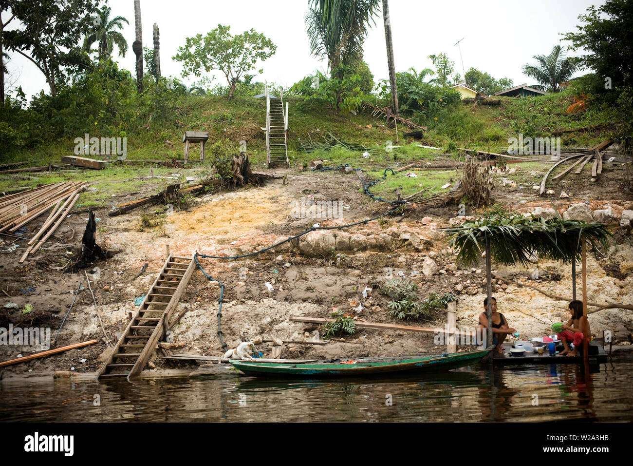 Les gens lave-vaisselle dans la rivière, fleuve Cuieiras Canaã, communautaire, Amazonie, Manaus, Amazonas, Brésil Banque D'Images