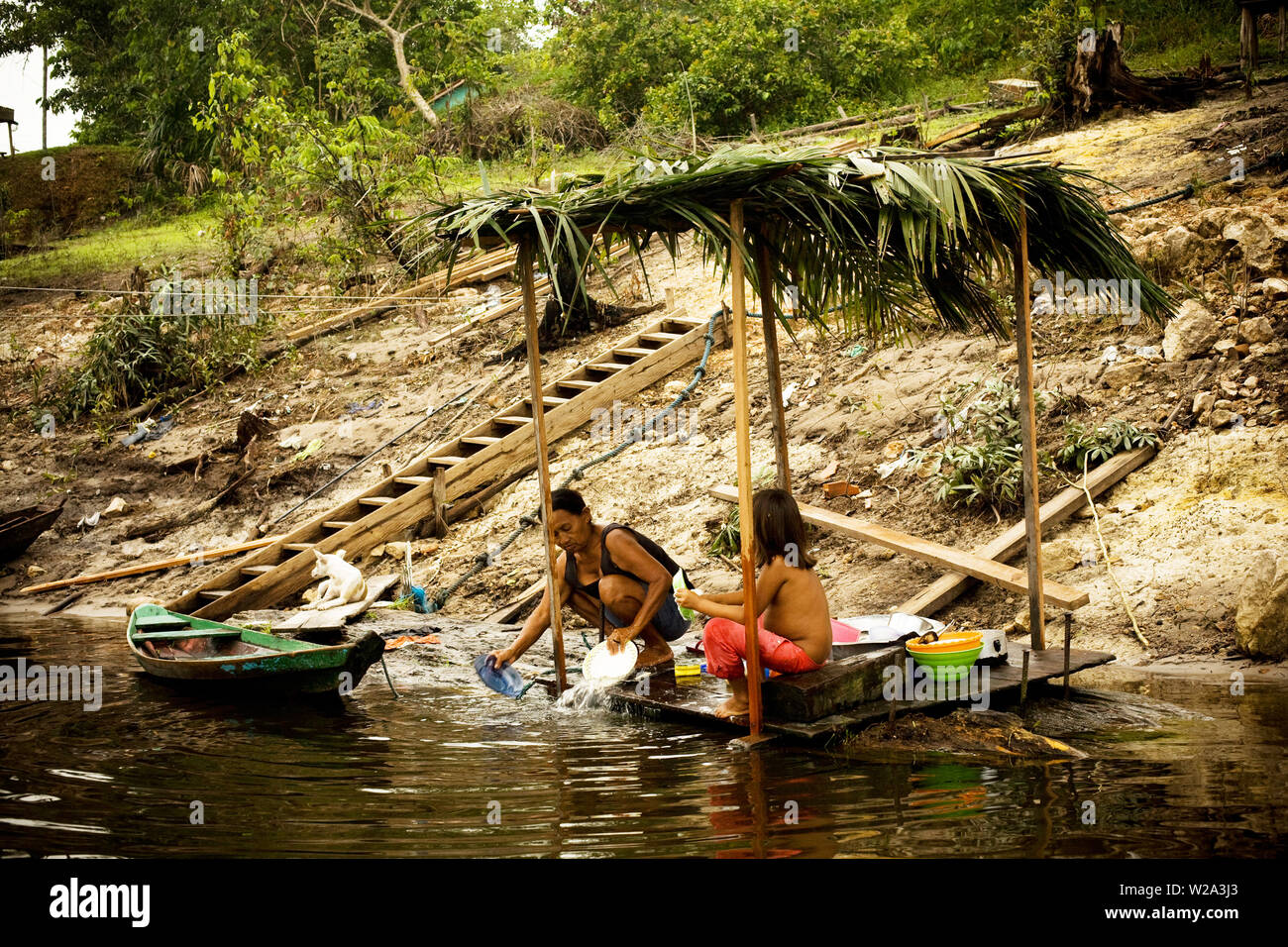 Les gens lave-vaisselle dans la rivière, fleuve Cuieiras Canaã, communautaire, Amazonie, Manaus, Amazonas, Brésil Banque D'Images