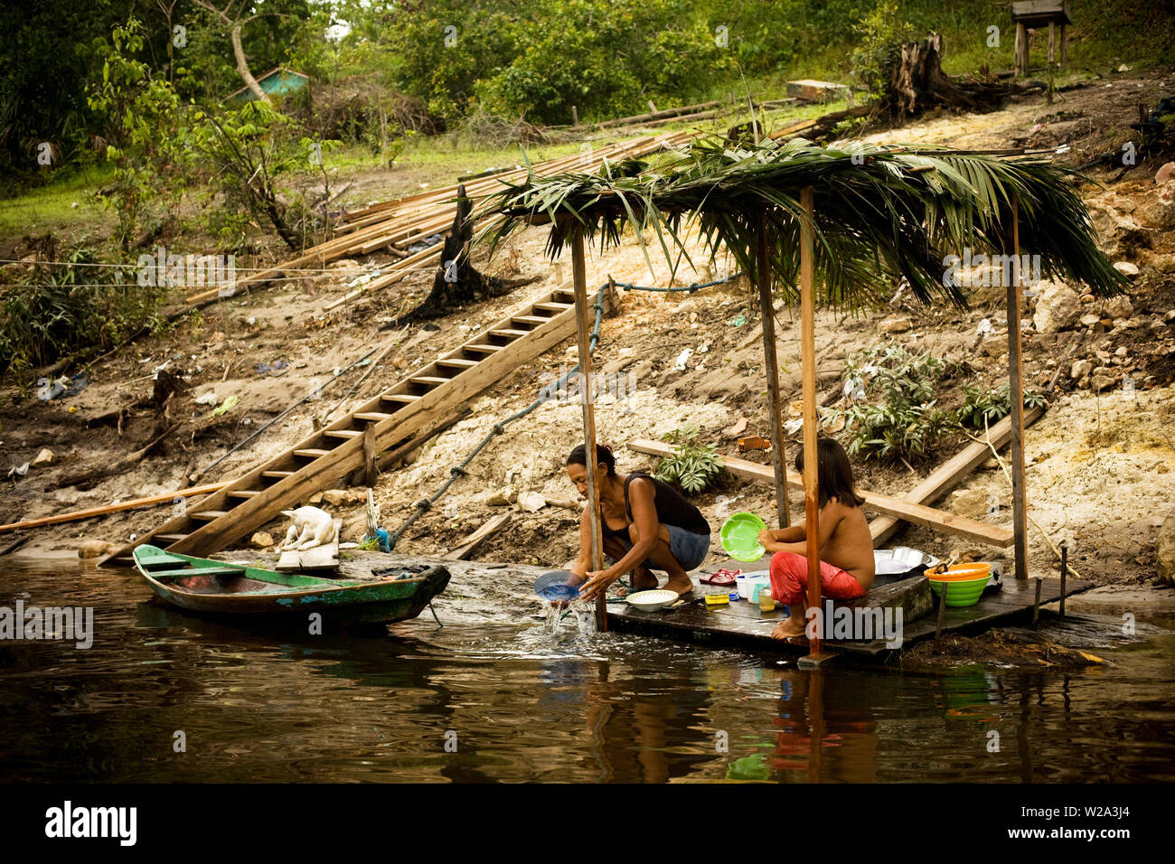 Les gens lave-vaisselle dans la rivière, fleuve Cuieiras Canaã, communautaire, Amazonie, Manaus, Amazonas, Brésil Banque D'Images