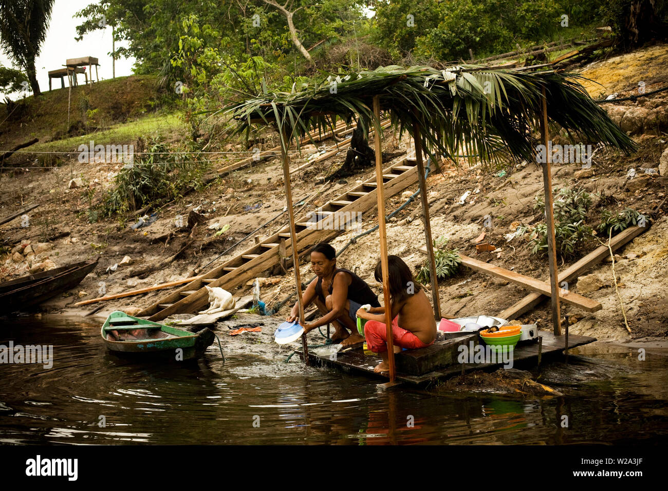 Les gens à faire la vaisselle dans la rivière, fleuve Cuieiras Canaã, communautaire, Amazonie, Manaus, Amazonas, Brésil Banque D'Images