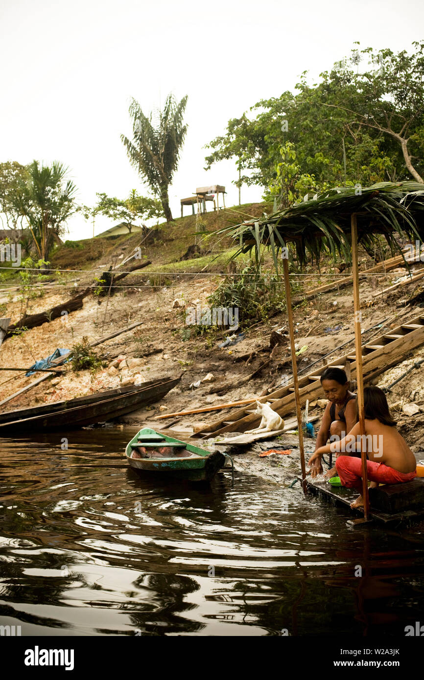 Les gens à faire la vaisselle dans la rivière, fleuve Cuieiras Canaã, communautaire, Amazonie, Manaus, Amazonas, Brésil Banque D'Images