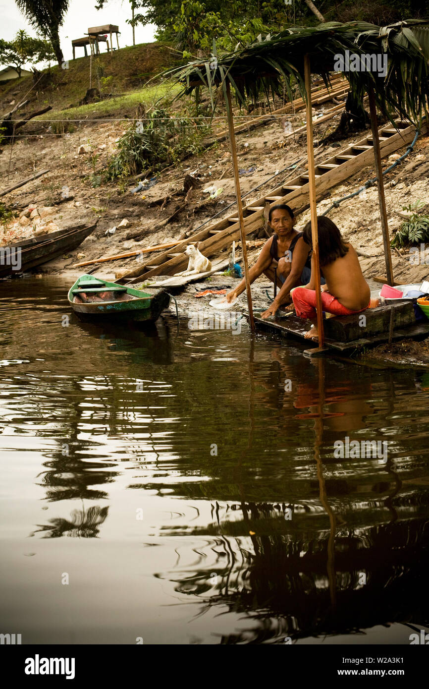 Les gens à faire la vaisselle dans la rivière, fleuve Cuieiras Canaã, communautaire, Amazonie, Manaus, Amazonas, Brésil Banque D'Images