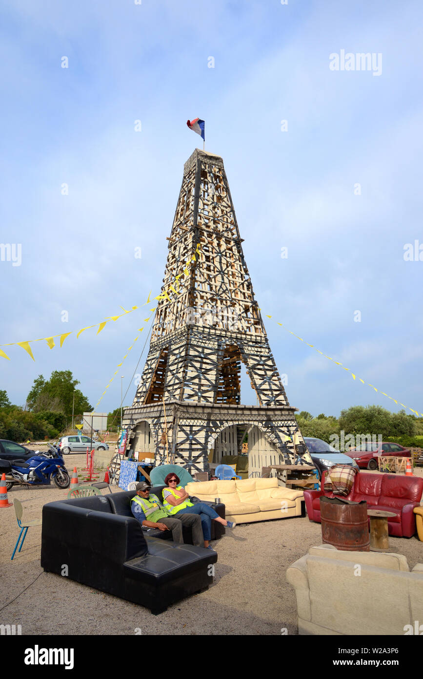 Dix mètres de haut modèle de Tour Eiffel Construite de palettes en bois au cours de la Softshell jaunes des démonstrations, ou jaune Mouvement, 2018-2019 en France Banque D'Images