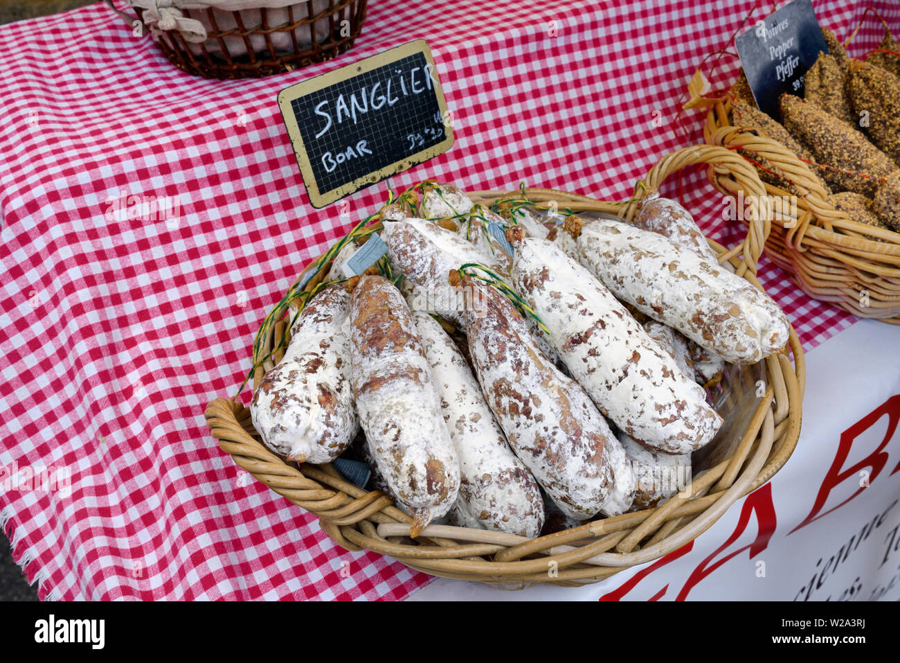 Panier de Sanglier ou Sanglier Saucisson, saucisson sec, ou un saucisson, sur l'étal du marché le jour du marché à Bonnieux Luberon Provence Banque D'Images