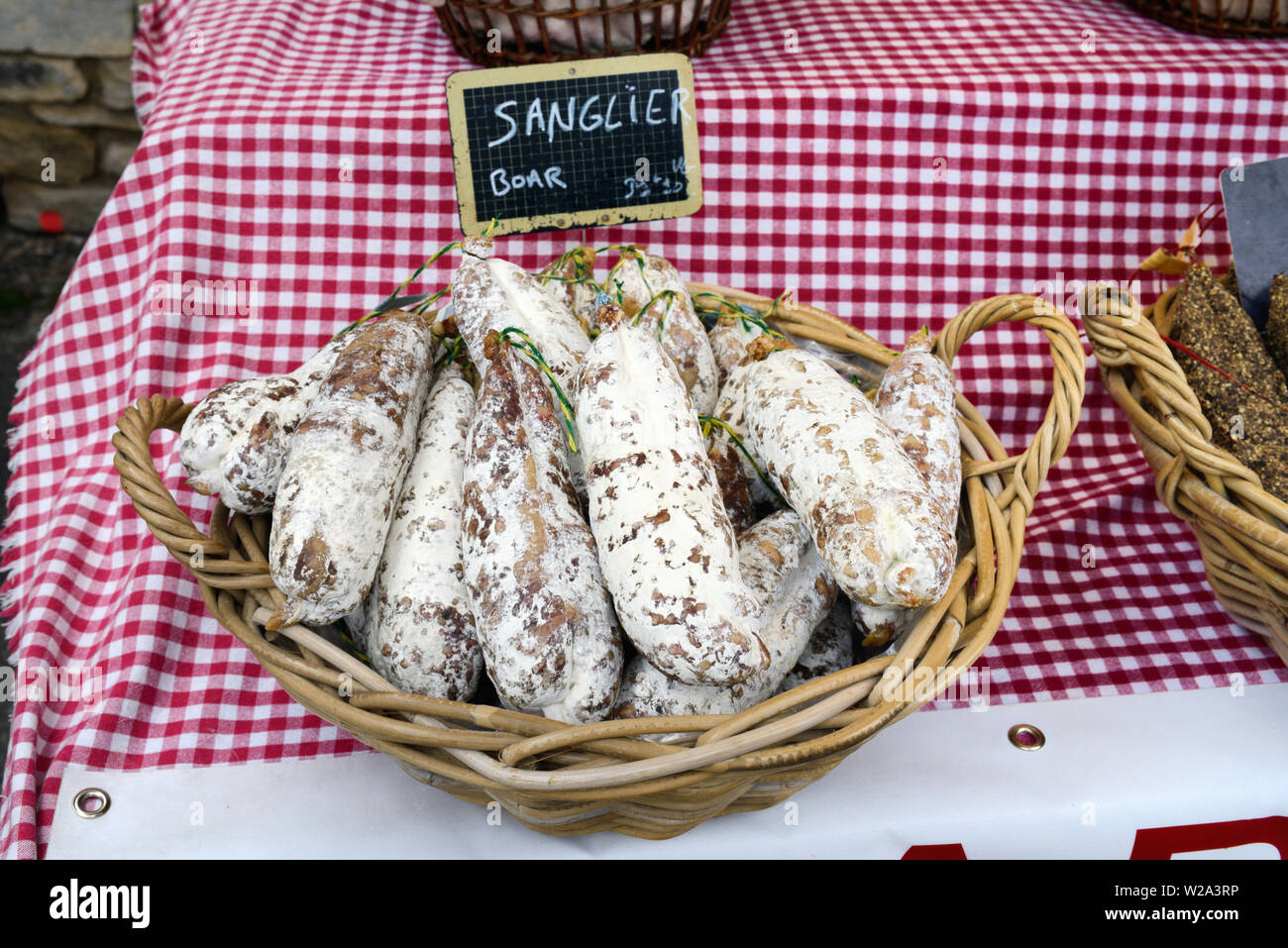 Panier de Sanglier ou Sanglier Saucisson, saucisson sec, ou un saucisson, sur l'étal du marché le jour du marché à Bonnieux Luberon Provence Banque D'Images