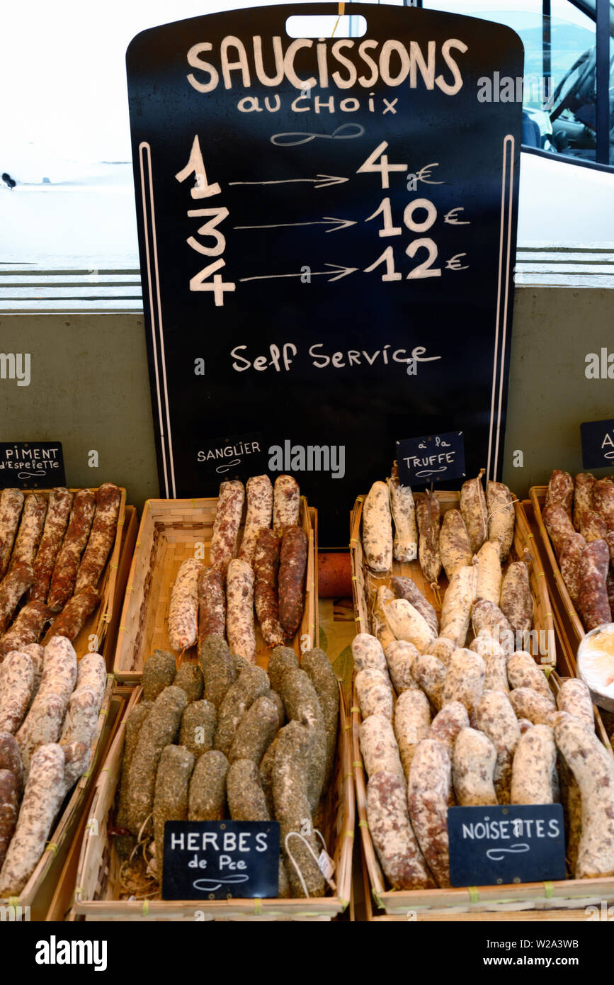 Affichage des saucissons saucisses sèches ou mixtes, y compris le Saucisson aux Herbes & Hazlenut Saucisson & Liste de prix sur le stand de Charme Bonnieux Luberon Provence Banque D'Images