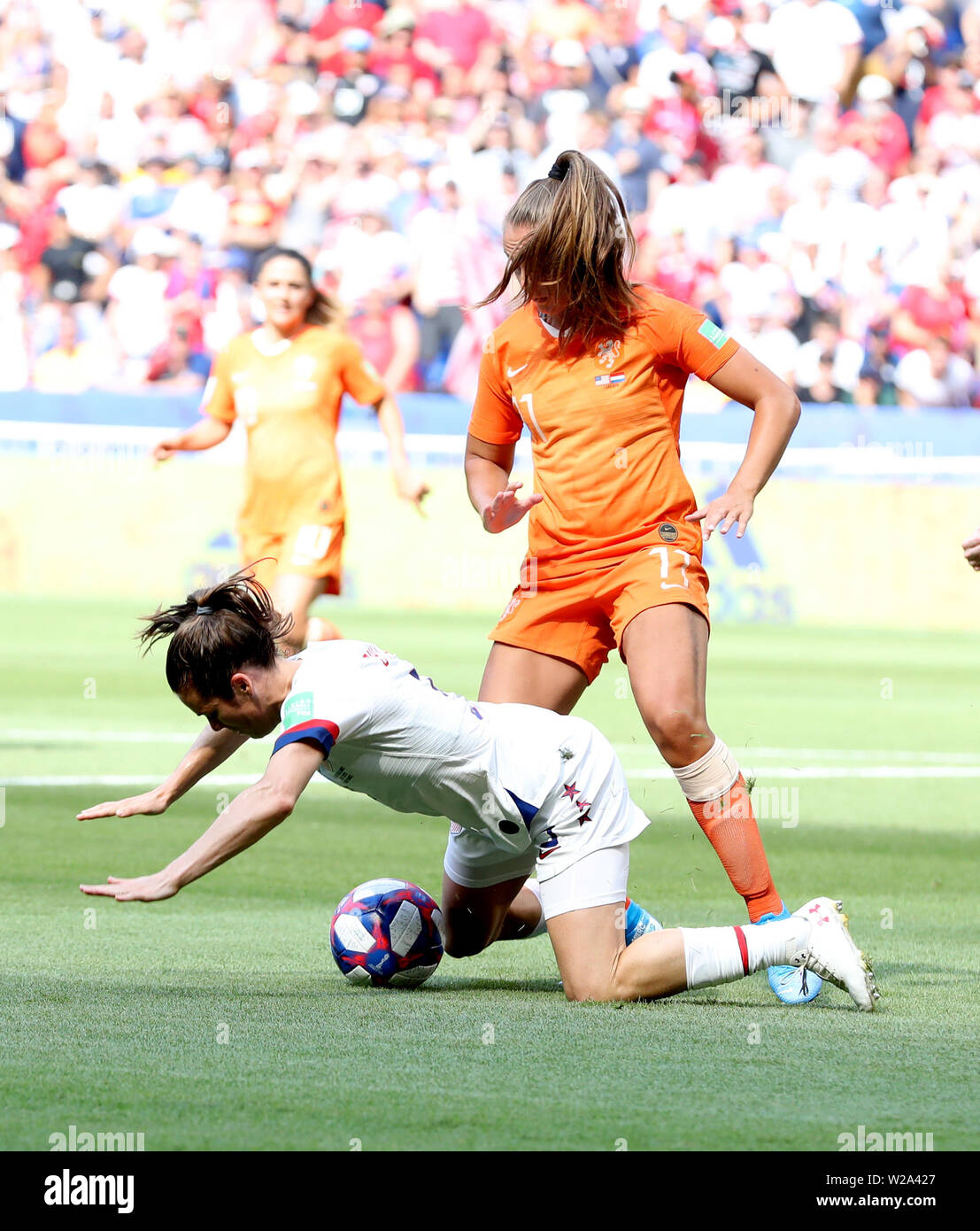 Lyon, France. 7 juillet, 2019. Lieke Martens (top) des Pays-Bas rivalise avec Kelley O'Hara des États-Unis pendant le match final entre les États-Unis et les Pays-Bas à la 2019 Coupe du Monde féminine de la fifa à Stade de Lyon à Lyon, France, le 7 juillet 2019. Credit : Xu Zijian/Xinhua/Alamy Live News Banque D'Images