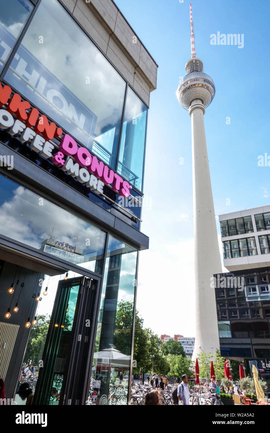 Magasin de Dunkin Donuts, Alexanderplatz, Berlin Allemagne Banque D'Images