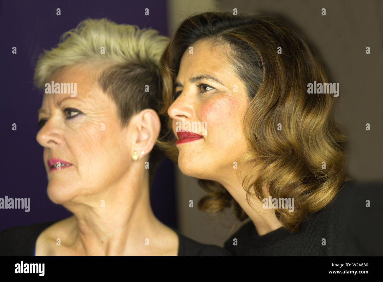 Femme aux cheveux courts blond platine et d'une femme avec de longs cheveux bruns ondulés Banque D'Images