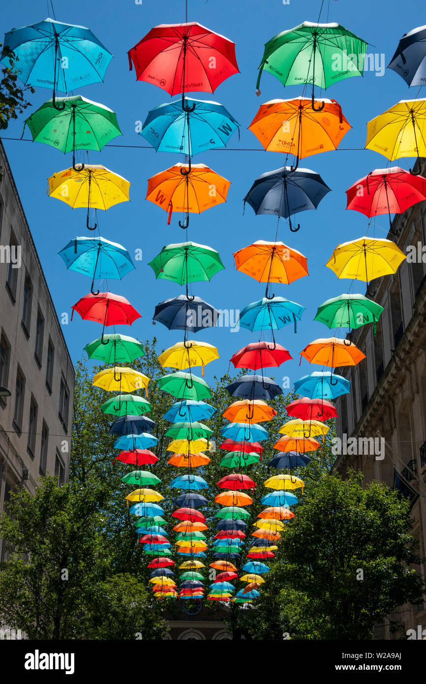 Gai, les couleurs de l'image de couleurs vives des parasols sur une rue de Liverpool, Royaume-Uni Banque D'Images