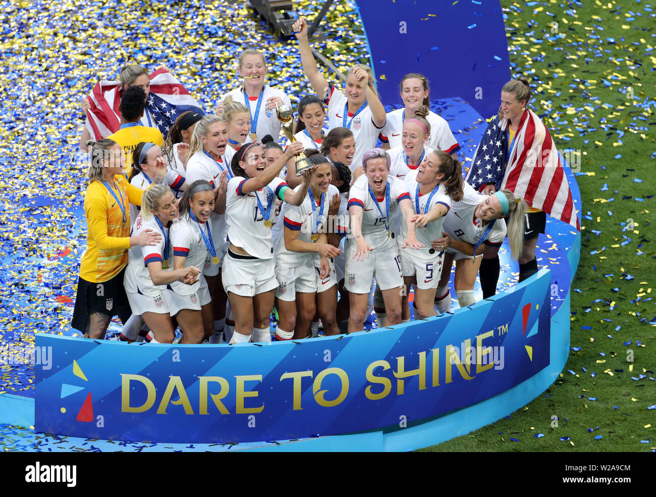 Les joueurs USA célébrer avec le trophée après avoir remporté la Coupe du Monde féminine de la Fifa 2019 au stade final de Lyon, Lyon, France. Banque D'Images
