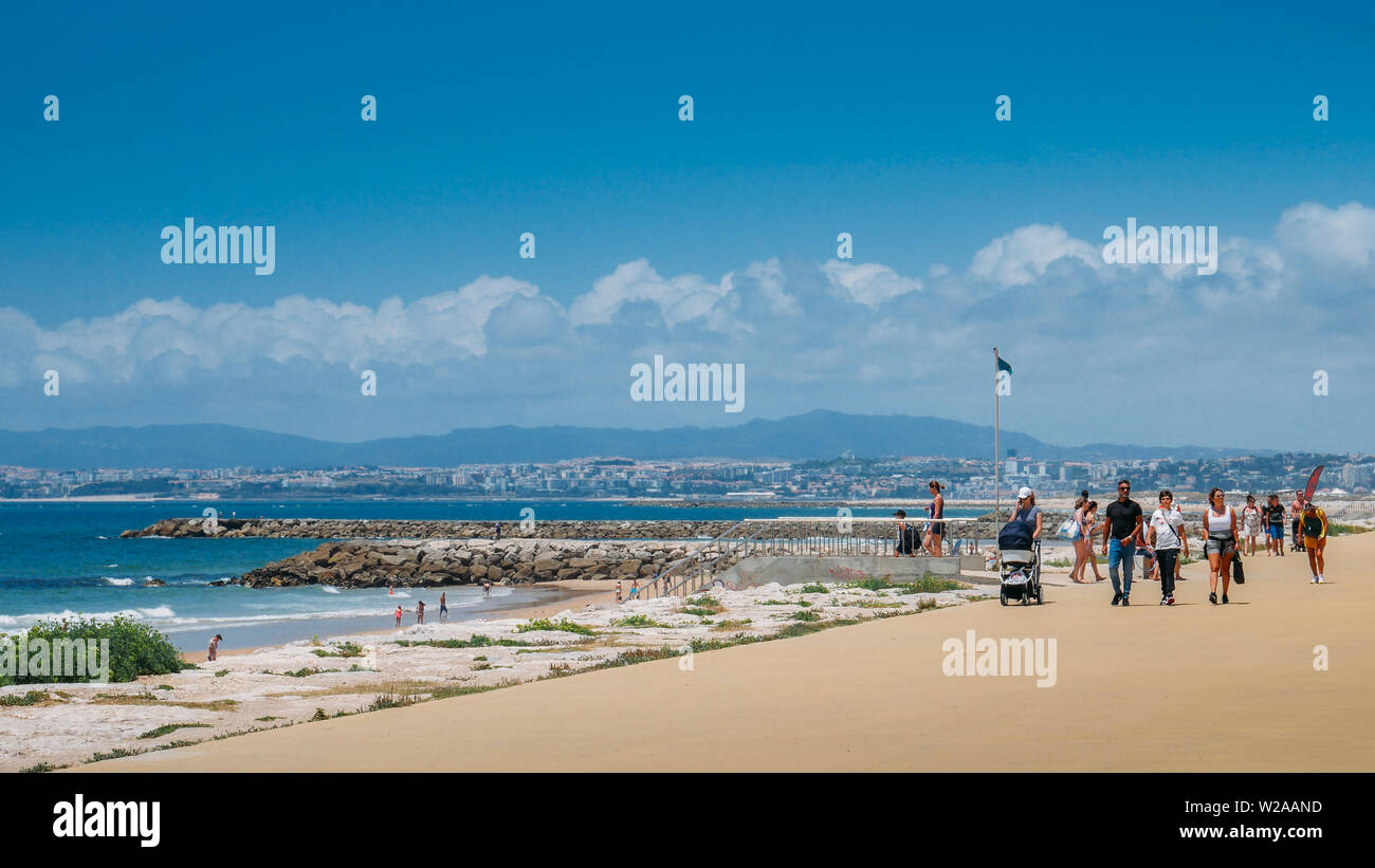 Caparica, Portugal - Juillet 5, 2019 : Les gens de mer en journée ensoleillée. Costa de Caparica est célèbre destination touristique près de Lisbon Banque D'Images