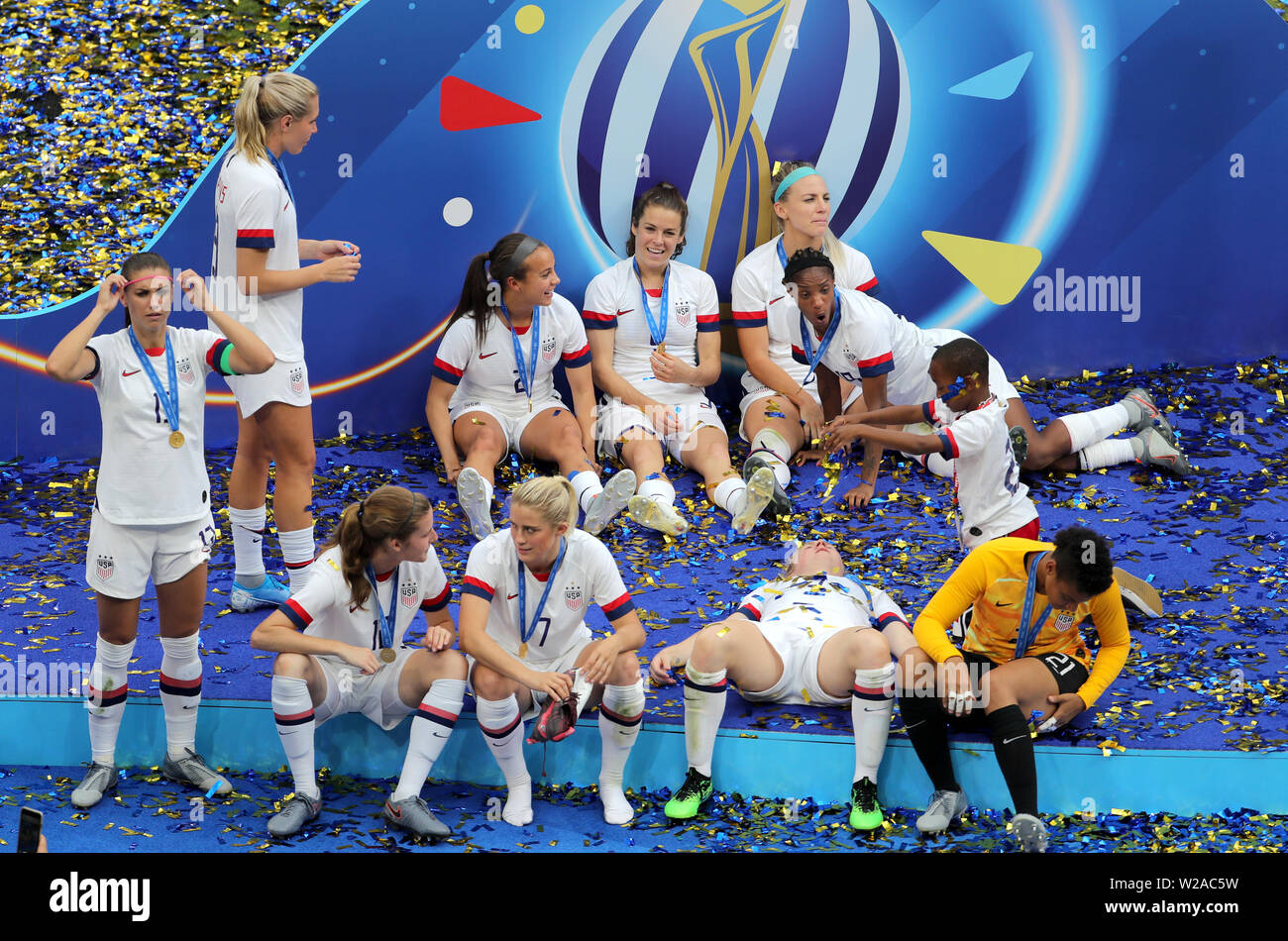 Les joueurs USA célébrer avec le trophée après avoir remporté la Coupe du Monde féminine de la Fifa 2019 au stade final de Lyon, Lyon, France. Banque D'Images