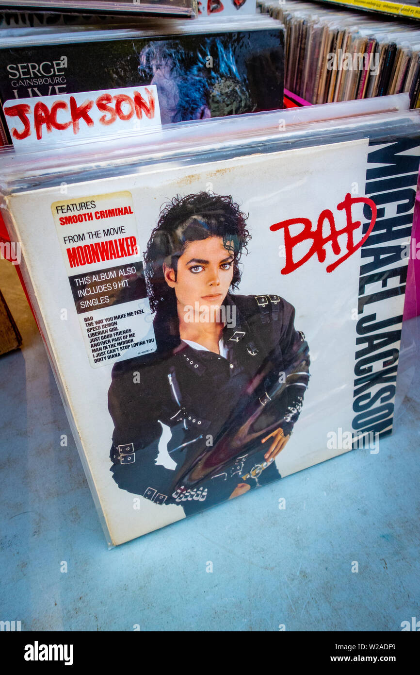 Close up photographie et l'image de Michael Jackson sur la couverture de son album Bad, ironique et ce disque vinyle en vente dans un marché Français stall puce Banque D'Images