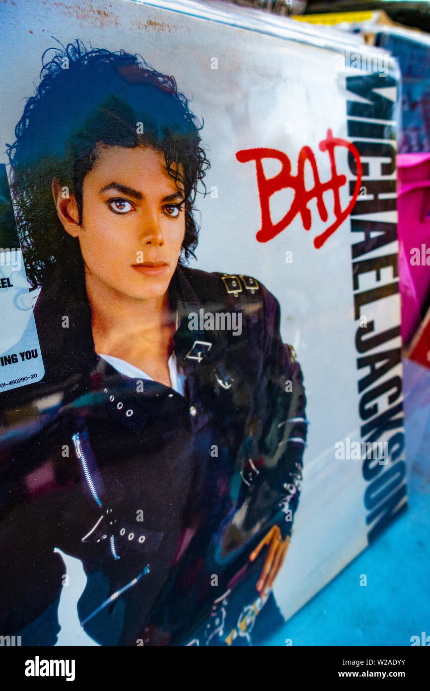 Close up photographie et l'image de Michael Jackson sur la couverture de son album Bad, ironique et ce disque vinyle en vente dans un marché Français stall puce Banque D'Images