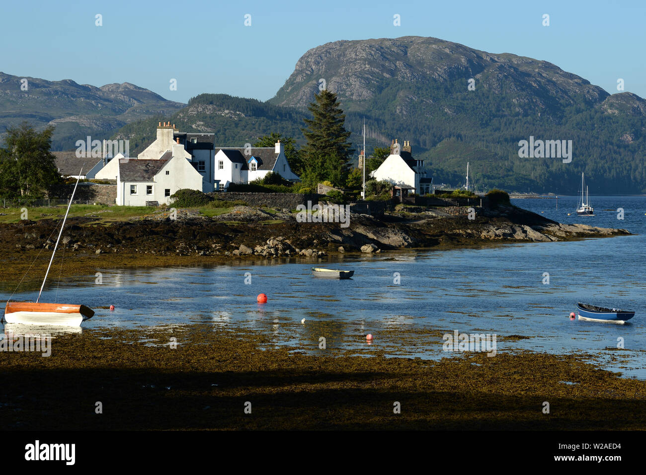 Plockton dans les Highlands d'Ecosse dans Lochalsh, sur les rives du Loch Carron un petit village reflète dans la magnifique baie Banque D'Images