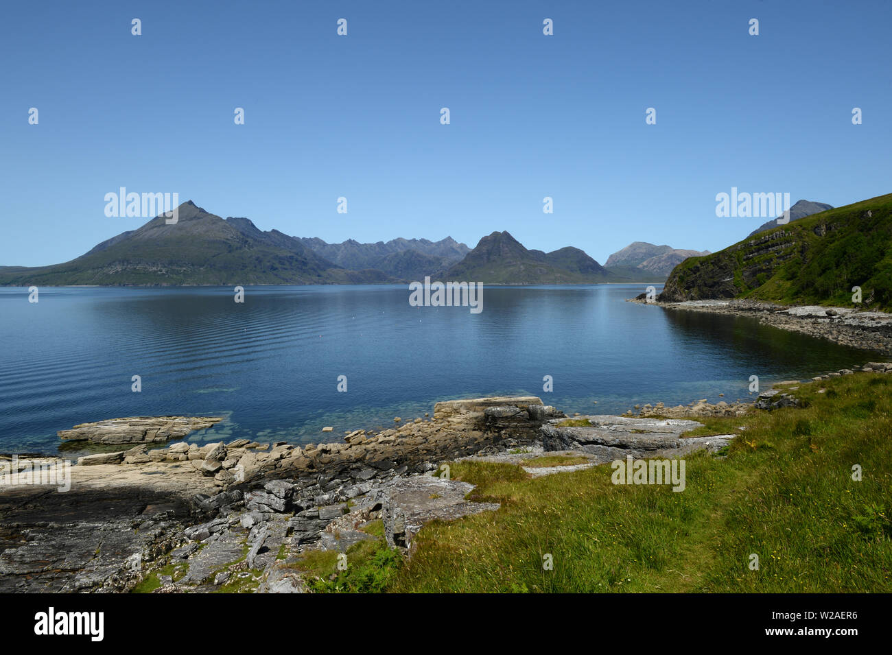 Vue depuis Elgol sur le Loch pour Skavaig la Cuillin Hills Banque D'Images