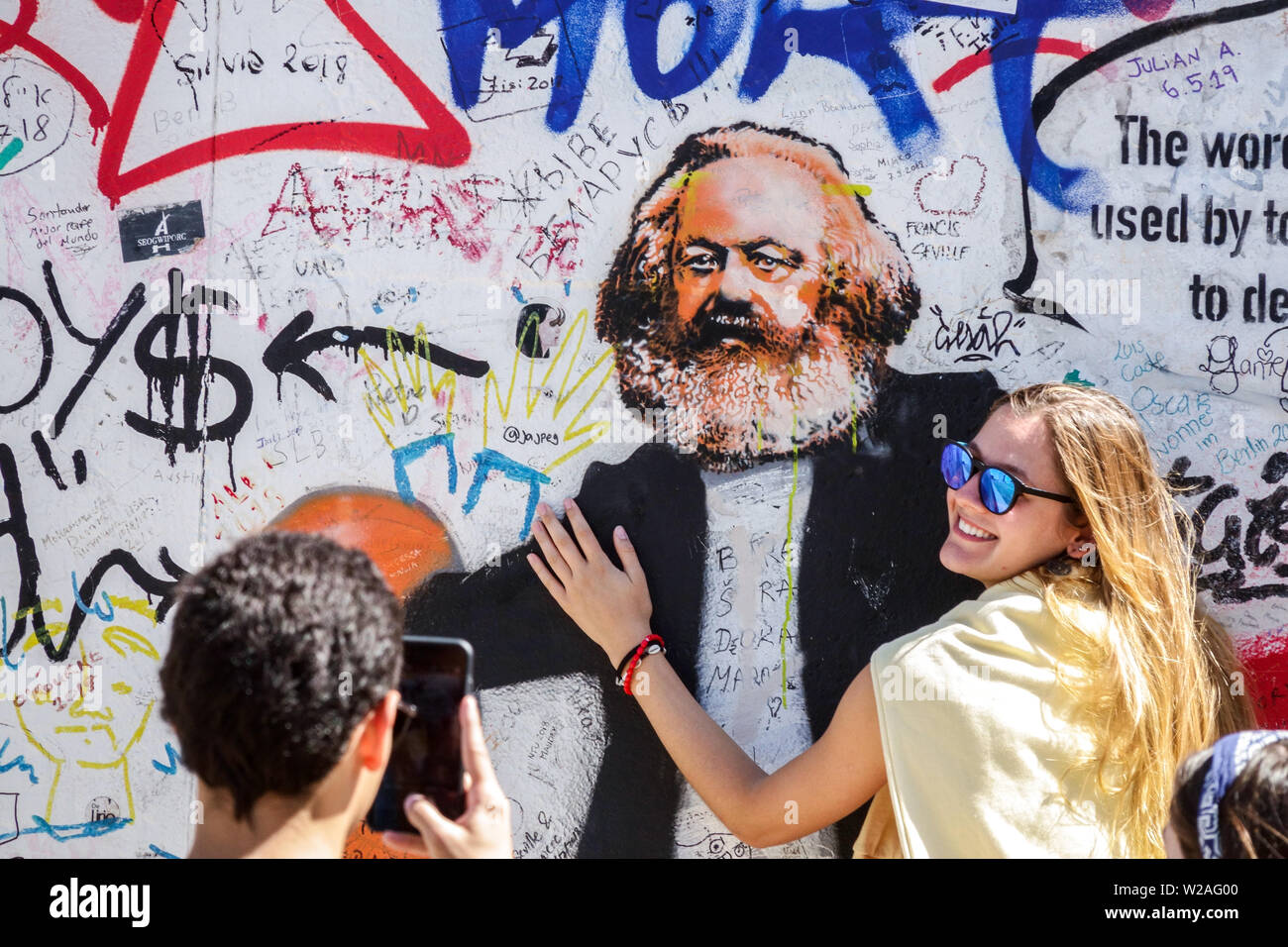 Berlin Karl Marx portrait souriant jeune femme East Side Gallery Berlin Marx Wall touristes Allemagne Friedrichshain City Street Berlin Wall Graffiti Art Banque D'Images