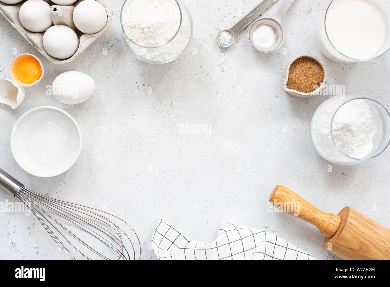 Cadre de la boulangerie et pâtisserie et gâteaux de pain cuisson Ingrédients, sucre farine oeufs lait de coco et du beurre sur fond gris clair avec copie espace pour t Banque D'Images