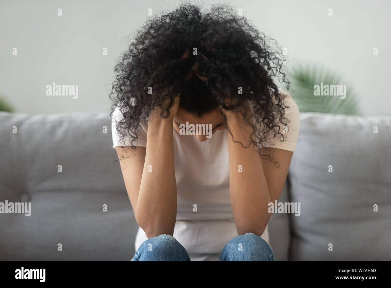 Misérable black woman holding head in hands souffrent de douleur Banque D'Images