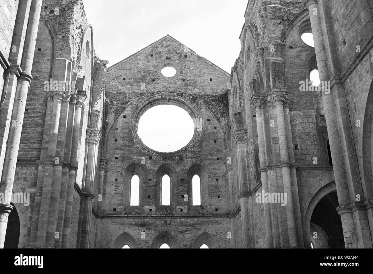 Ancienne abbaye de San Galgano en Toscane, Italie. Il situé à environ trente kilomètres de la ville médiévale de Sienne Banque D'Images