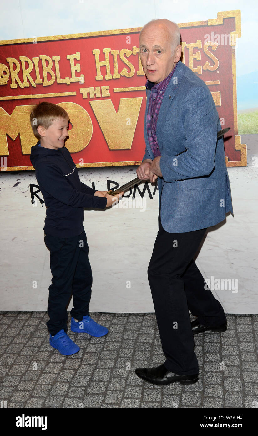 La photo doit être crédité ©Presse Alpha 078237 07/07/2019 Terry Deary et invité lors de la première mondiale de l'histoire horrible Film Rotten Romains tenue à Odeon Leicester Square à Londres. Banque D'Images