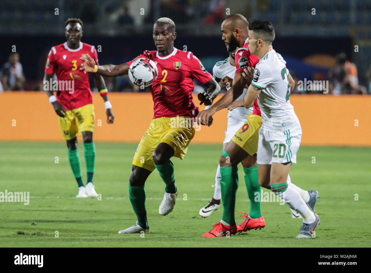 Le Caire, Égypte. 07Th Juillet, 2019. La guinée Mohamed Yattara eddv pour le bal avec l'Algérie Youcef Atal durant la coupe d'Afrique des Nations 2019 ronde de 16 match de football entre l'Algérie et la Guinée au stade du 30 juin. Credit : Gehad Hamdy/dpa/Alamy Live News Banque D'Images