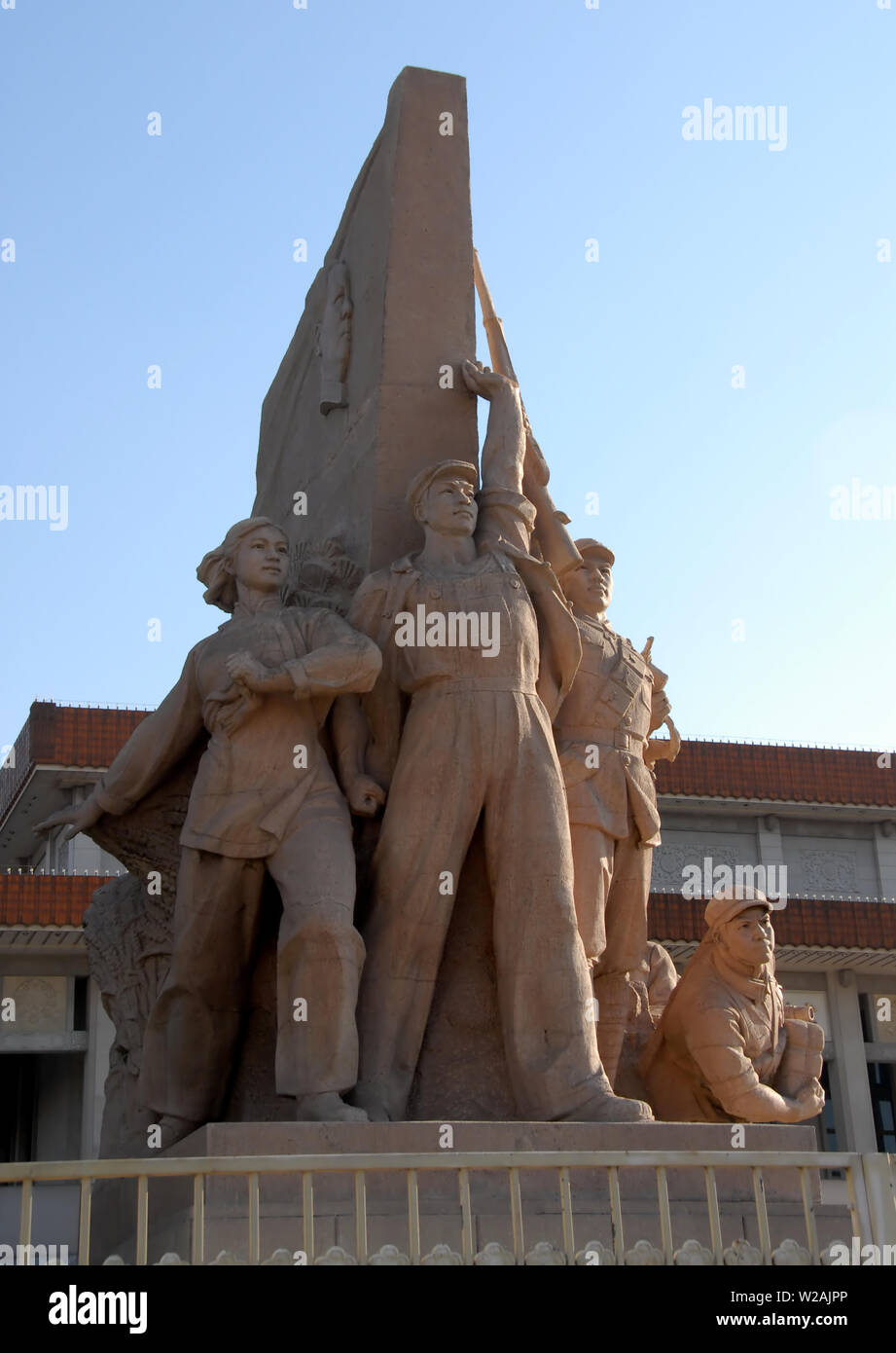 Monument révolutionnaire devant le mausolée de Mao Zedong (MAO) de la Place Tiananmen, à Beijing. La Place Tiananmen, mausolée de Mao Pékin Banque D'Images