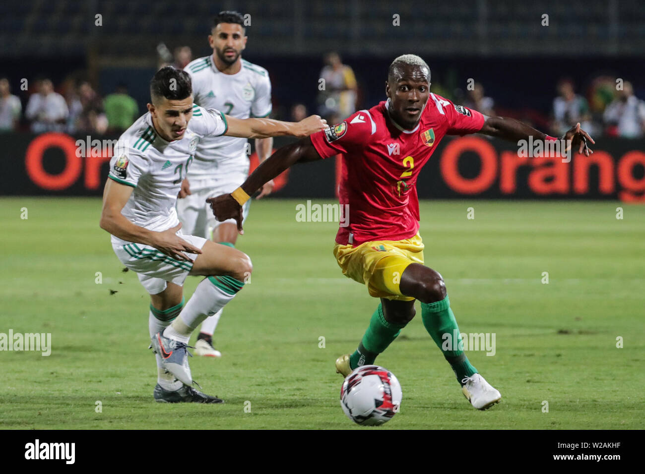 Le Caire, Égypte. 07Th Juillet, 2019. La guinée Mohamed Yattara eddv pour le bal avec l'Algérie Youcef Atal durant la coupe d'Afrique des Nations 2019 ronde de 16 match de football entre l'Algérie et la Guinée au stade du 30 juin. Credit : Gehad Hamdy/dpa/Alamy Live News Banque D'Images