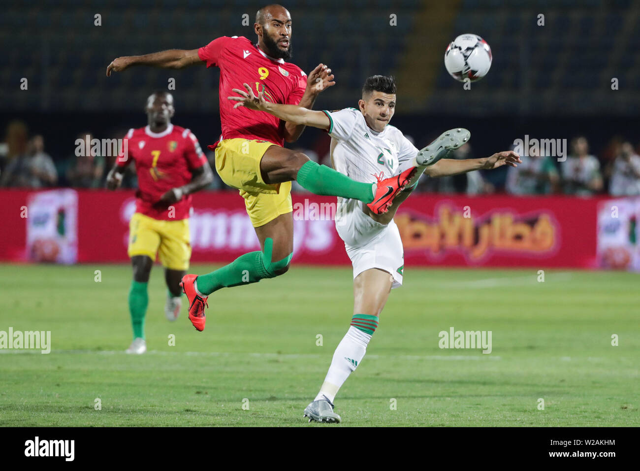 Le Caire, Égypte. 07Th Juillet, 2019. L'Algérie Youcef Atal eddv pour la balle avec la Guinée est Jose Kante durant la coupe d'Afrique des Nations 2019 ronde de 16 match de football entre l'Algérie et la Guinée au stade du 30 juin. Credit : Gehad Hamdy/dpa/Alamy Live News Banque D'Images