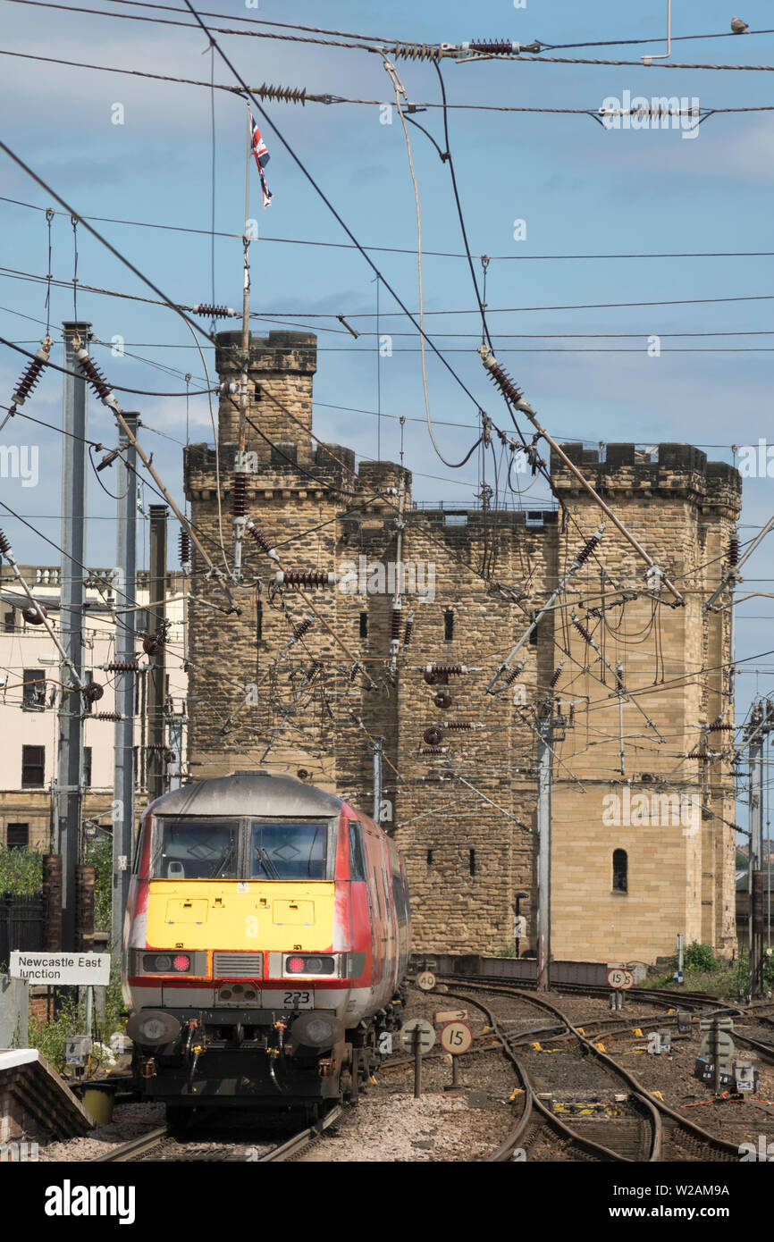 Electric train quittant la gare centrale de Newcastle, Newcastle et maintenir Newcastle Upon Tyne, England, UK Banque D'Images